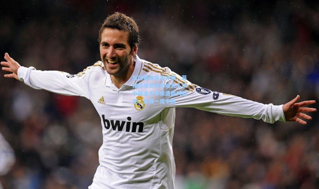 篮球赛场突发冲突，菲律宾球员阿布埃瓦头顶中国选手李根遭裁判驱逐，比赛一度中断